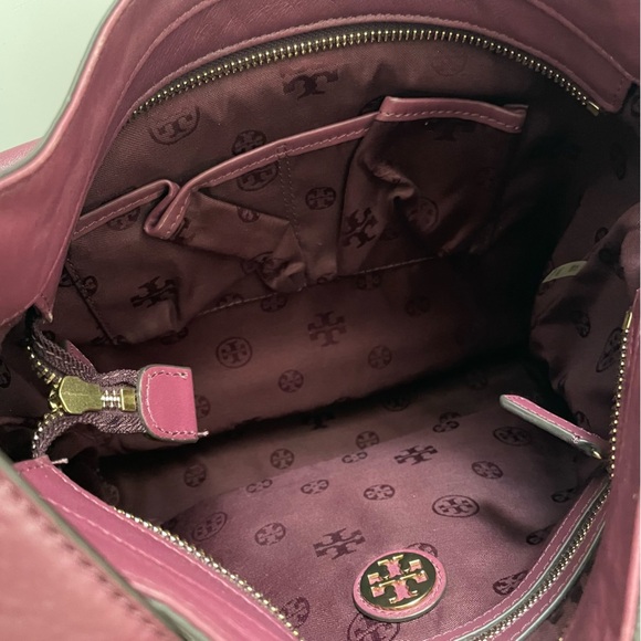 TORY BURCH
Leather Priscilla Hobo Bag - Picture 4 of 9